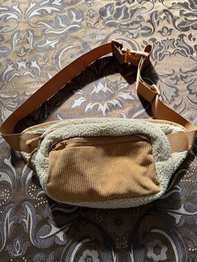 Plush Sherpa funny pack  in Camel